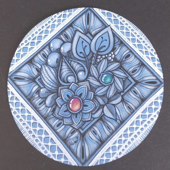 ブルーのタイルにレースをあしらった作品